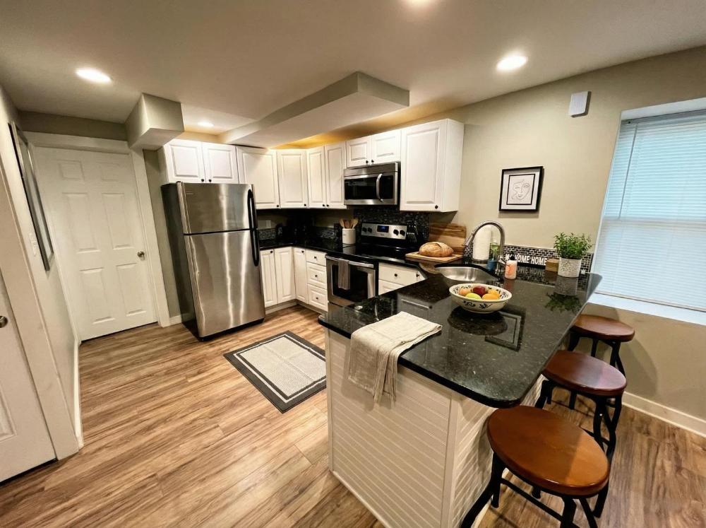 Boardwalk- large modern unit with King bed fast WIFI free coffee and easy parking